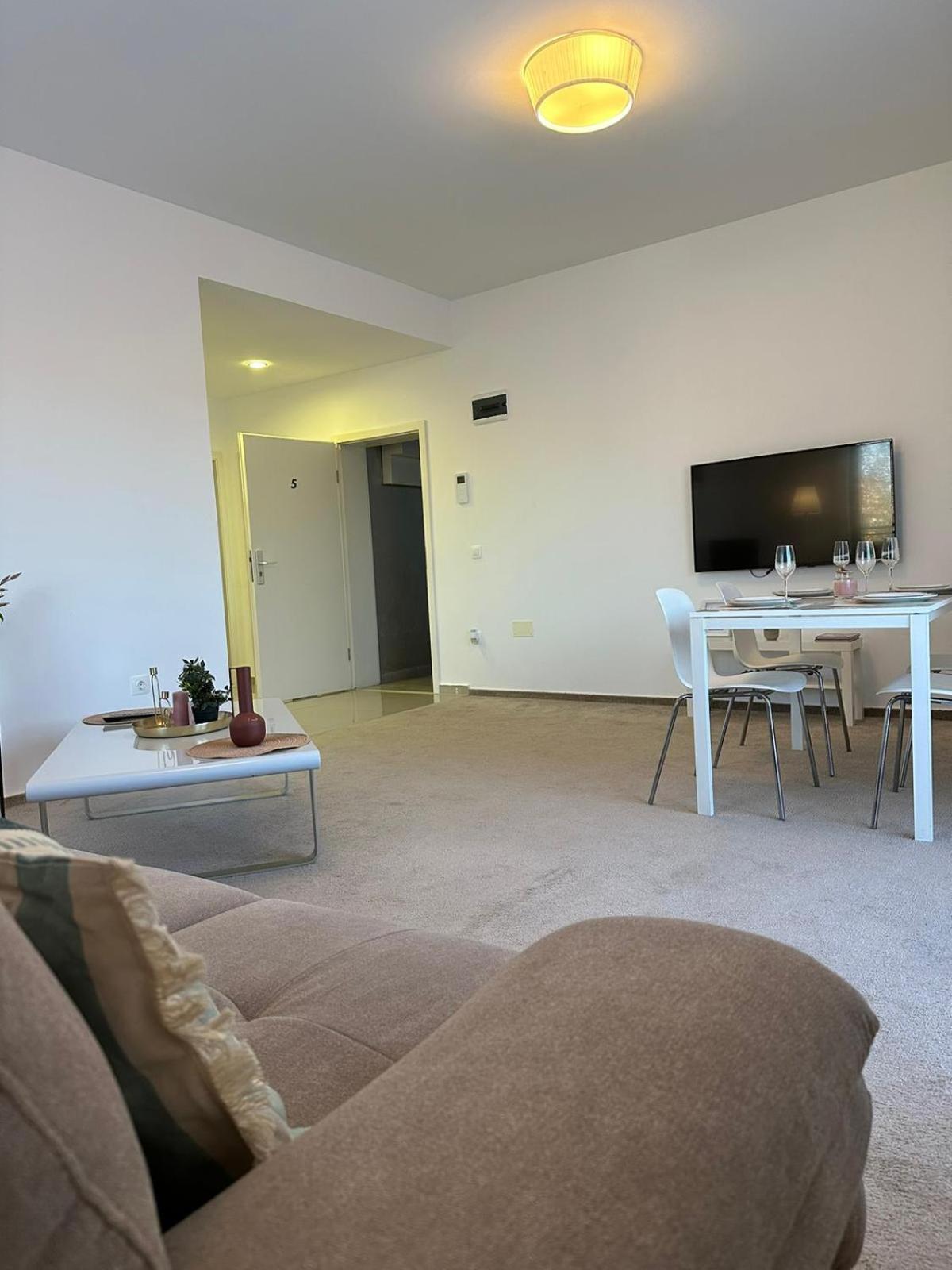 Luxury Glam Apartments & Studios Near Coresi Mall Braşov Eksteriør bilde