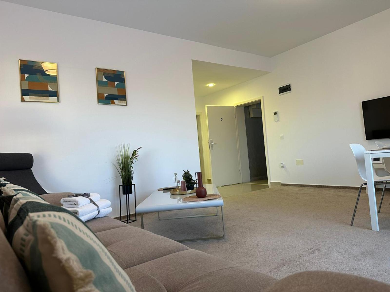 Luxury Glam Apartments & Studios Near Coresi Mall Braşov Eksteriør bilde